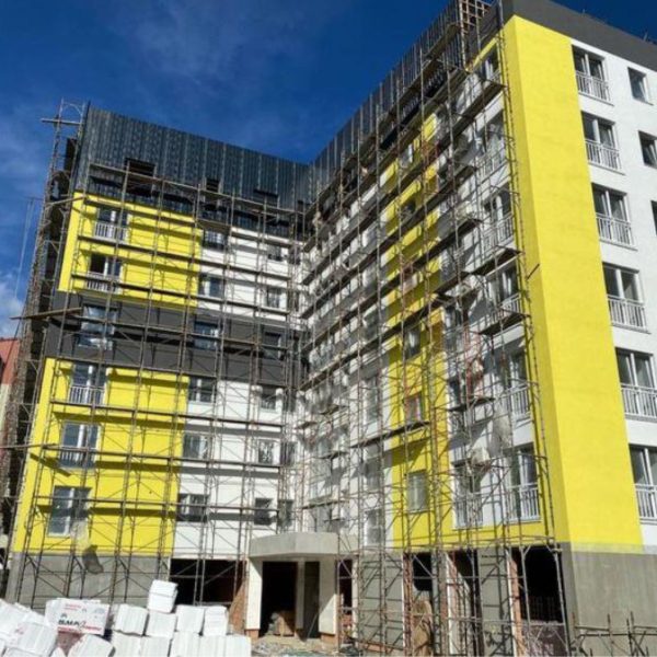 Stambeni objekat u Buća Potoku u izgradnji, sa gotovom žutom fasadom